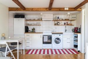 Bjärred的住宿－Bjerred B&B，厨房配有洗衣机和烘干机