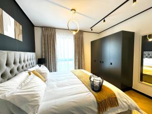 Un pat sau paturi într-o cameră la S.A.E. Nine Palms Luxury