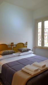 クレモナにあるbb26 Buoso apartment city centerのツインベッド2台 窓2つ付きの客室です。