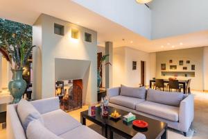Posezení v ubytování Al Maaden Villa Hotel & Spa