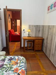1 dormitorio con escritorio, 1 cama y 1 silla en Guest House Casa Tacoronte en Tacoronte