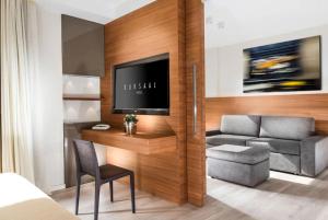 TV a/nebo společenská místnost v ubytování Hotel Kursaal - FRONTE MARE CON PISCINA