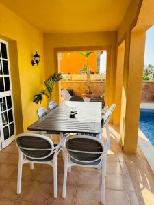 uma sala de jantar com mesa e cadeiras em Villa Chayofa em Chayofa