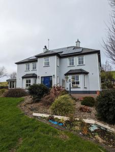 Biały dom z krajobrazem przed nim w obiekcie Drummonds House w mieście Sligo