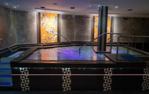 Bazén v ubytování Hotel Princesa Parc Excellence nebo v jeho okolí