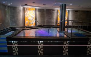 a hot tub in the lobby of a hotel at Hotel Princesa Parc Excellence in Arinsal