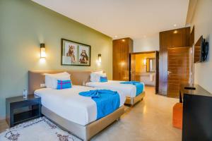 Postel nebo postele na pokoji v ubytování Al Maaden Villa Hotel & Spa