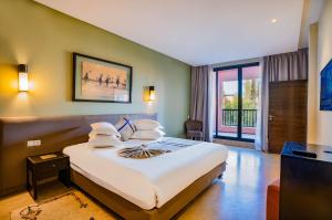 Postel nebo postele na pokoji v ubytování Al Maaden Villa Hotel & Spa