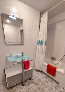 W łazience znajduje się umywalka, wanna i prysznic. w obiekcie Clot MiraBarna Apartments w Barcelonie