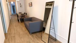 salon z lustrem i kanapą w obiekcie Clot MiraBarna Apartments w Barcelonie