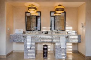 Koupelna v ubytování Al Maaden Villa Hotel & Spa