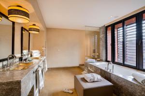 Postel nebo postele na pokoji v ubytování Al Maaden Villa Hotel & Spa