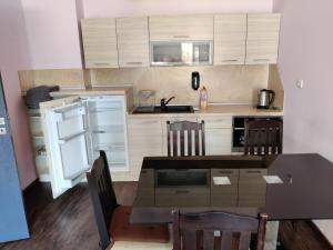 O bucătărie sau chicinetă la 2-bed,2-bath, free private parking