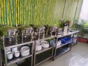 ムンバイにあるNew Amber Palace Hotelの鍋、鍋、皿が数個入ったテーブル