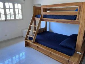 Litera en habitación con escalera en El Mejor Lugar para descansar cabaña OASIS, en San Antero
