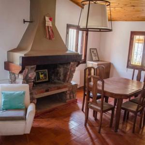 uma sala de estar com uma mesa e uma lareira em Villa Narcisa em Purmamarca