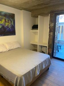 Schlafzimmer mit einem Bett mit Wandgemälde in der Unterkunft Villa Narcisa in Purmamarca