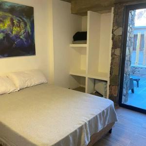 ein Schlafzimmer mit einem Bett und einem großen Fenster in der Unterkunft Villa Narcisa in Purmamarca