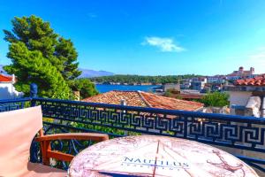 Una mesa en un balcón con vista a una ciudad. en Nautilus Luxury Suites, en Galaxidhion