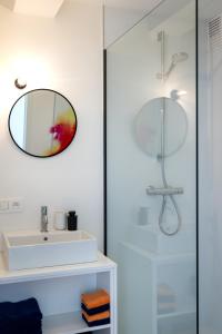 y baño con lavabo y espejo. en ROOFTOP en Ostende
