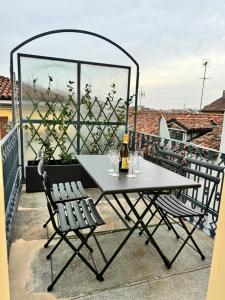 een tafel en 2 stoelen op een balkon bij Le Tre Ca', Ca' Cecilia, Ca' Nina, Ca' Vittoria in Asti