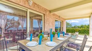 einen Tisch auf einem Balkon mit Aussicht in der Unterkunft Villa Over The Hilltop in Bencani
