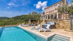 una villa con piscina e una casa di Villa Over The Hilltop a Bencani