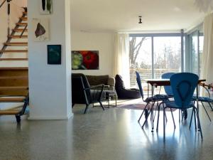 Posezení v ubytování Ferienwohnung Am Landesteg - Maisonette mit 2 Balkonen exklusiv und am See