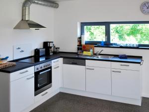 Kuchyň nebo kuchyňský kout v ubytování Ferienwohnung Am Landesteg - Maisonette mit 2 Balkonen exklusiv und am See + 12 fotografií