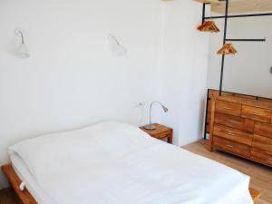 Postel nebo postele na pokoji v ubytování Ferienwohnung Am Landesteg - Maisonette mit 2 Balkonen exklusiv und am See