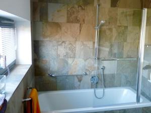 Koupelna v ubytování Ferienwohnung Am Landesteg - Maisonette mit 2 Balkonen exklusiv und am See