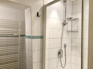 ein Bad mit einer Dusche und einer Glastür in der Unterkunft Am Stadtpark in Lindau