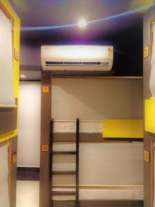 Palanda nebo palandy na pokoji v ubytování Stayvilla Hostel