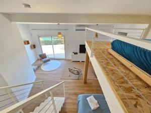 Habitación con 2 literas y sala de estar. en Belle villa avec vue mer- A deux pas de la plage, en Brando