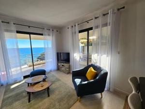 sala de estar con vistas al océano en Belle villa avec vue mer- A deux pas de la plage, en Brando