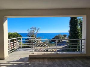 - Balcón con vistas al océano en Belle villa avec vue mer- A deux pas de la plage, en Brando