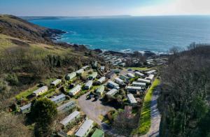 een luchtfoto van een dorp aan de oceaan bij Revelstoke Park House in Noss Mayo