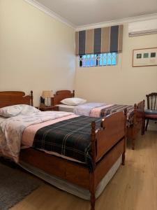 een slaapkamer met 2 bedden en een raam bij Quinta da Vitoria in Sacavém