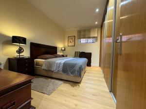 a bedroom with a bed and a dresser and a closet at Quinta da Vitoria in Sacavém +8 photos