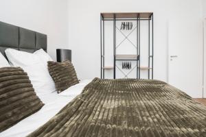 een slaapkamer met een groot bed met witte kussens bij Artful Stay for 4 in Krefeld