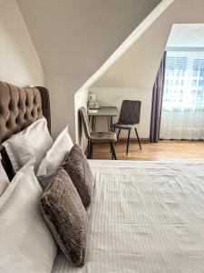 Un dormitorio con una cama y una mesa con una silla. en Central Studio 28, en Sinaia
