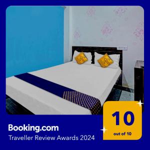 a bedroom with a bed with yellow and blue at SPOT ON 81083 Sky Villa Hotel in Patna