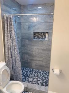 y baño con ducha y aseo. en Brand new en-suite private bath next Camden yard , convention center en Baltimore