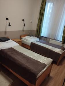Postel nebo postele na pokoji v ubytování Gyarmati Panzió & Étterem