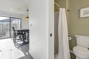 默特尔比奇1 Mi to Beach Pet-Friendly Grand Strand Townhome的一间带卫生间的浴室和一间用餐室 更多16张照片
