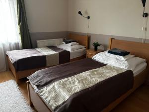 Postel nebo postele na pokoji v ubytování Gyarmati Panzió & Étterem