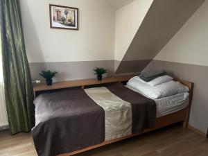 Postel nebo postele na pokoji v ubytování Gyarmati Panzió & Étterem
