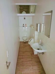 y baño con lavabo y aseo. en St Maximin Erdgeschoß Lounge, en Trier