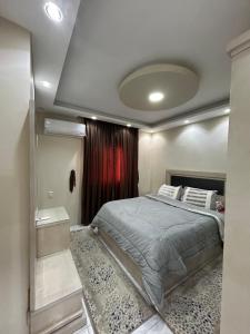 Llit o llits en una habitació de شارع المساحه برج العناني