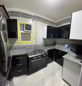 Küche/Küchenzeile in der Unterkunft شارع المساحه برج العناني